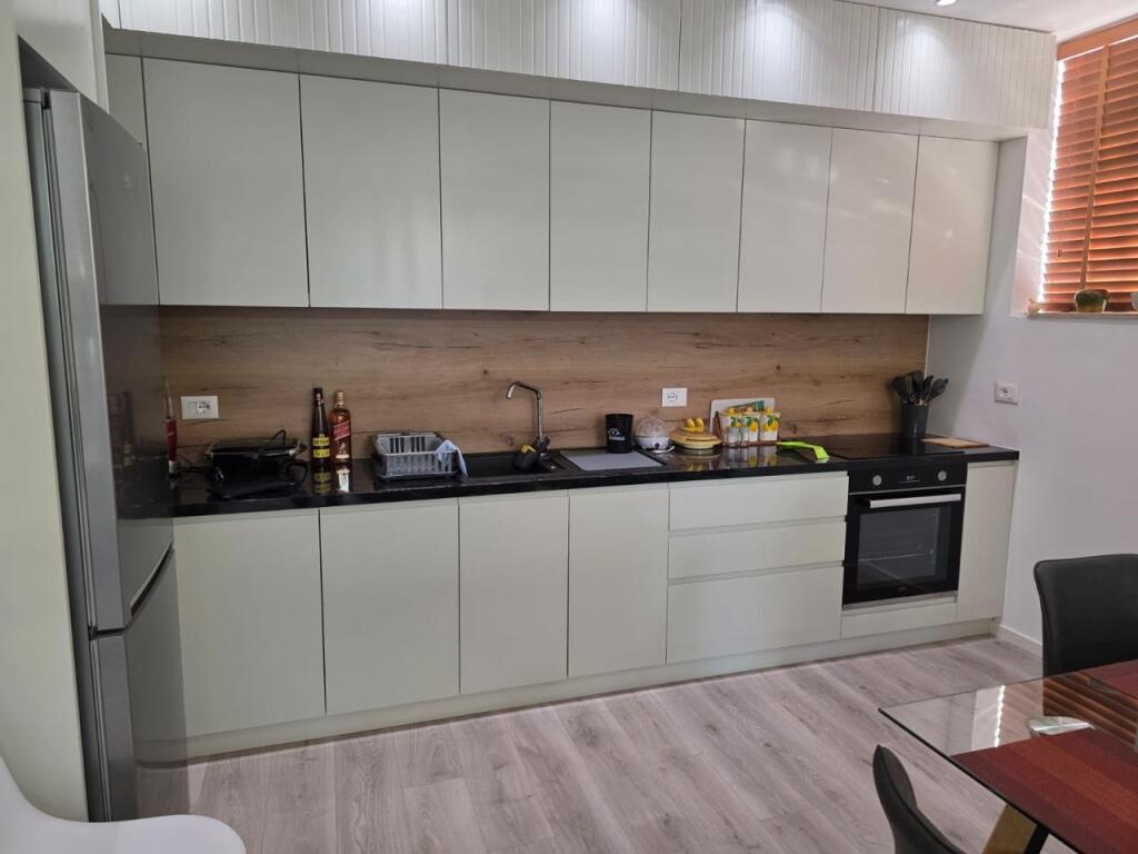 Jepet apartament 1+1 + parkim tek Rruga e Elbasanit!
