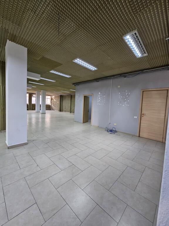 Jepet me qera hapesire 320 m² te Rruga e Elbasanit mbrapa ambasades