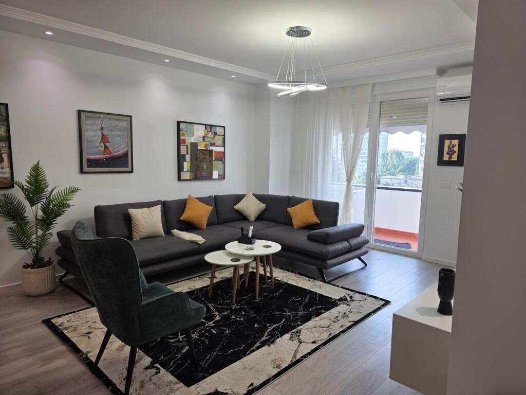 Jepet apartament 1+1 + parkim tek Rruga e Elbasanit!