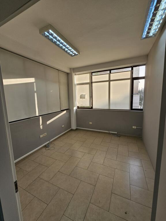 Jepet me qera hapesire 320 m² te Rruga e Elbasanit mbrapa ambasades