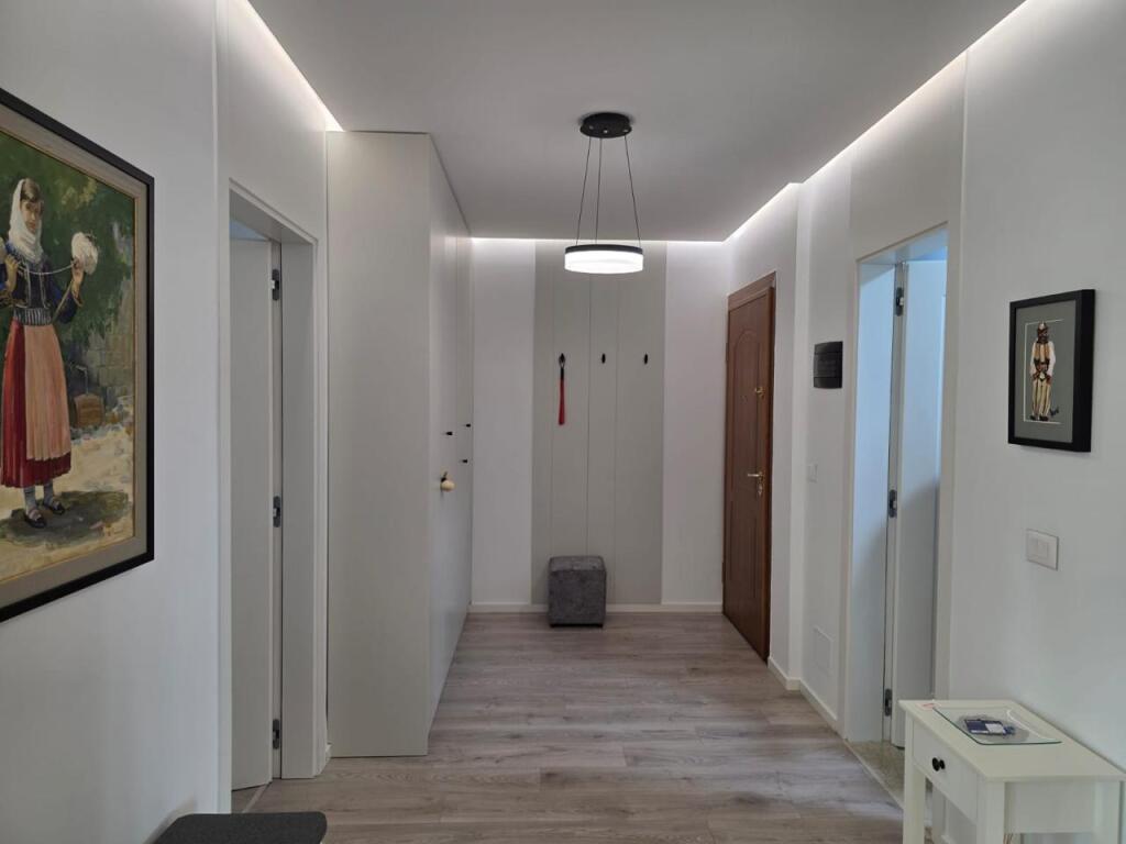 Jepet apartament 1+1 + parkim tek Rruga e Elbasanit!