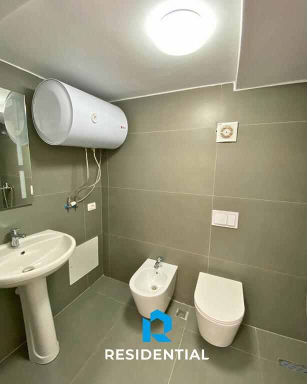 Tek Kodra E Diellit 2, një dupleks modern i mobiluar jepet me qira!