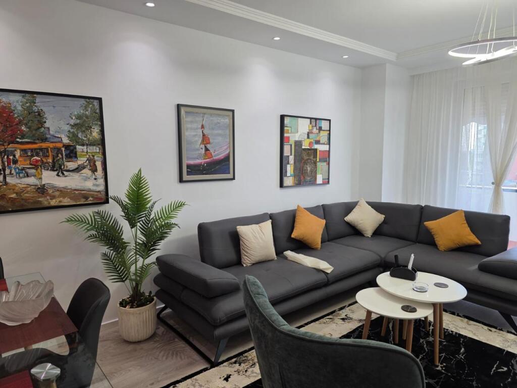 Jepet apartament 1+1 + parkim tek Rruga e Elbasanit!