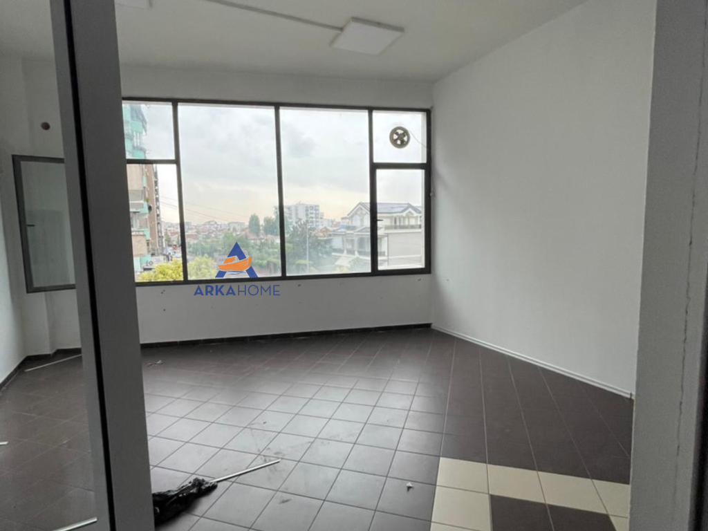 UFFICIO IN AFFITTO 300M2 "KOMUNA E PARISIT"