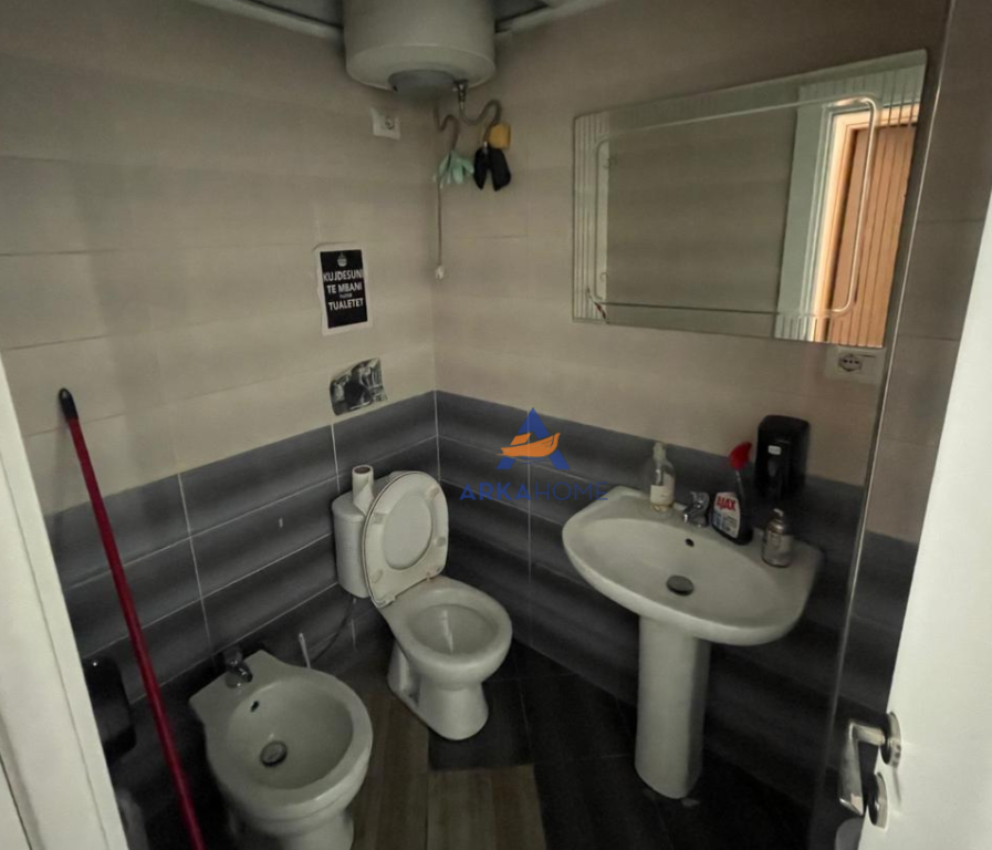 ZYRE ME QERA 140 M2 TE KRISTALI CENTER