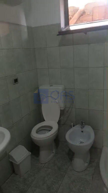 Një pjesë e një vile private 1+1 jepet me qera pranë fabrikës së miellit, Tiranë.