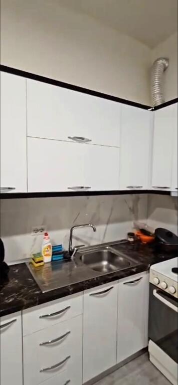 Në zonën e Rr.Barrikadave, pranë Kopshtit “Bucko”, jepet me qera apartament 1+1, i mobiluar.