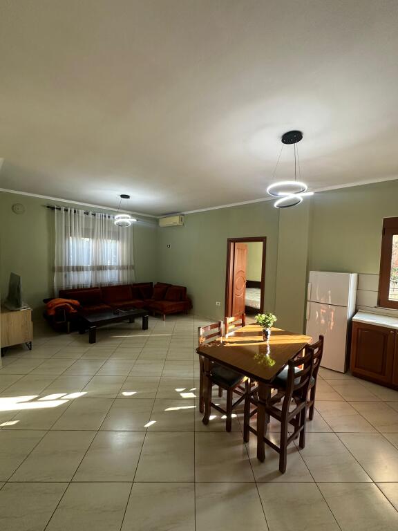 Il primo piano di una villa in via "Jordan Misja" è in affitto.