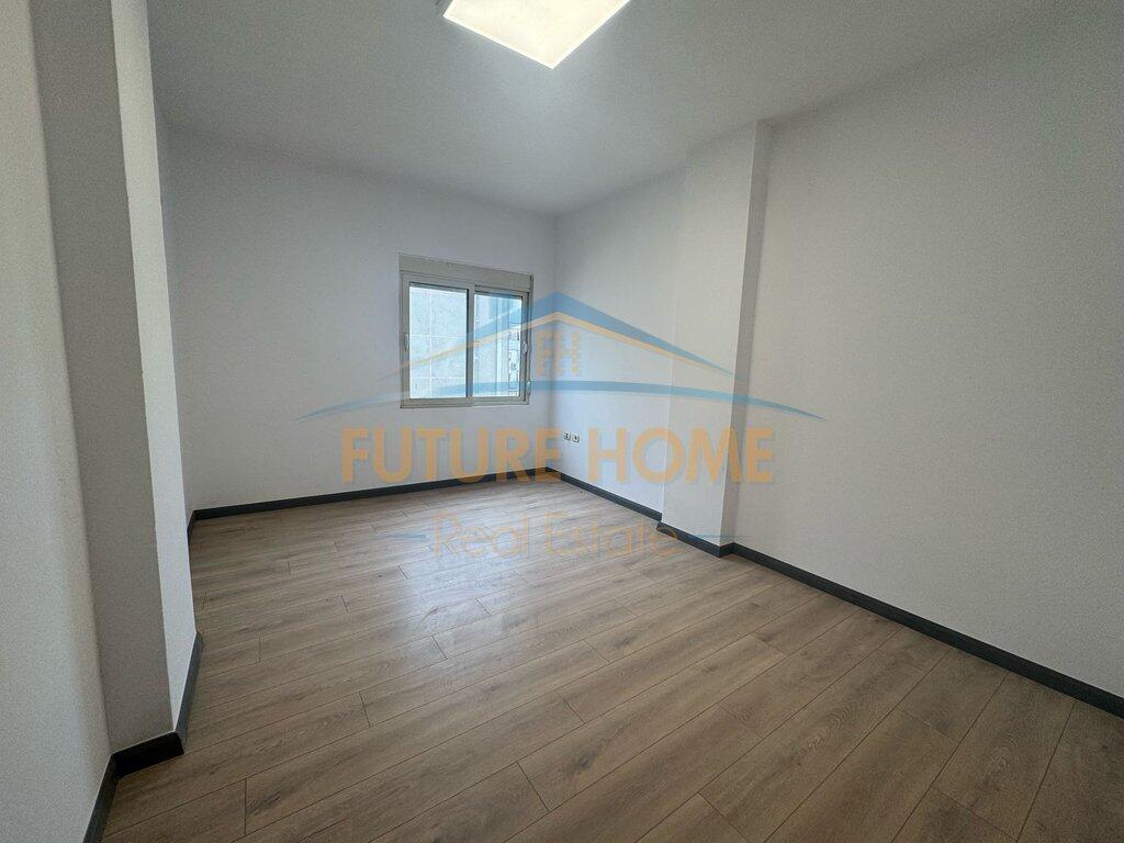 Shitet Apartament 2+1, Komuna e Parisit