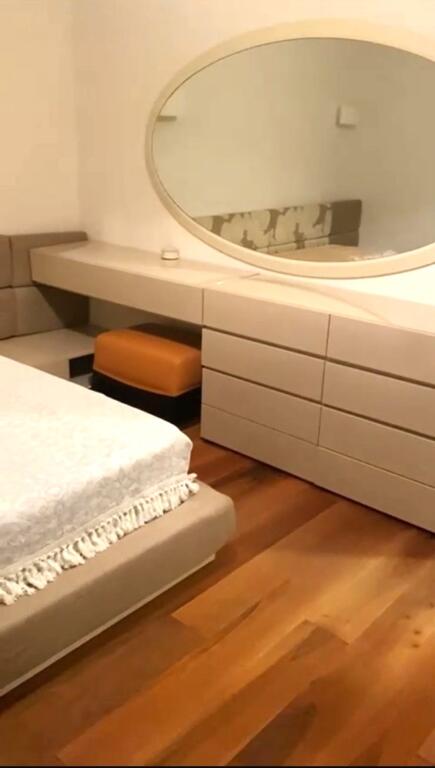 🏢Rruga Qemal Stafa, pranë Shkollës së Kuqe, jepet me qera apartament, 1+1, e mobiluar.