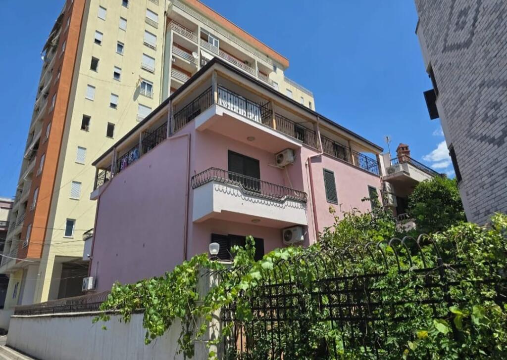 Shitet Shtepi Private prane Qyteti Studenti, ruga Arben Broci