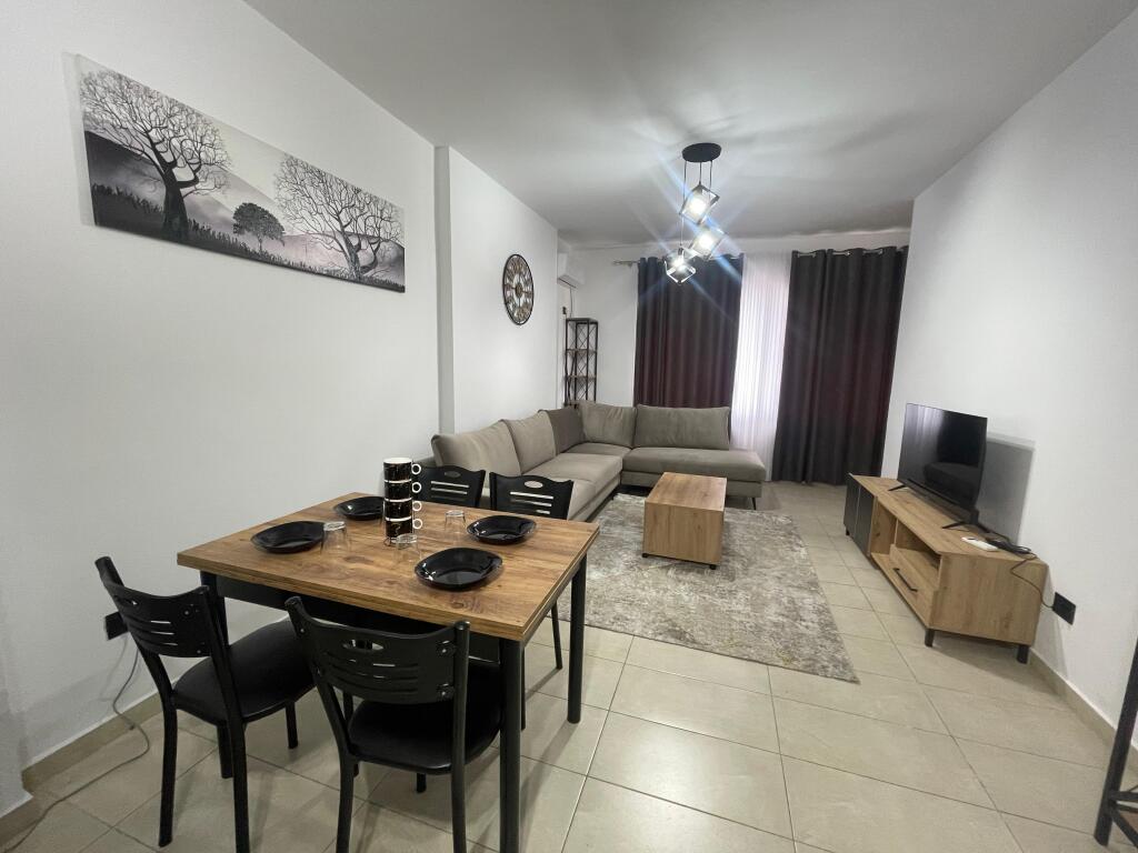 Jepet me Qera Apartament 1+1 Tek Rotondo Astir!