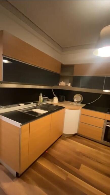 🏢Rruga Qemal Stafa, pranë Shkollës së Kuqe, jepet me qera apartament, 1+1, e mobiluar.