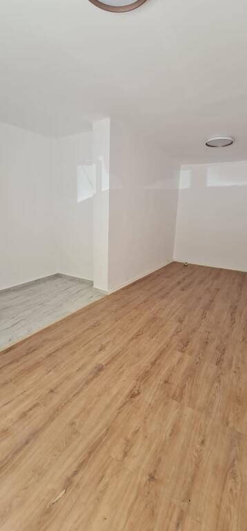 In vendita negozio Komuna Parisit