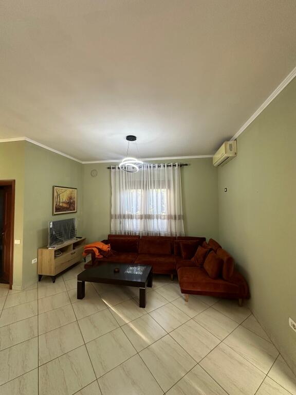 Il primo piano di una villa in via "Jordan Misja" è in affitto.