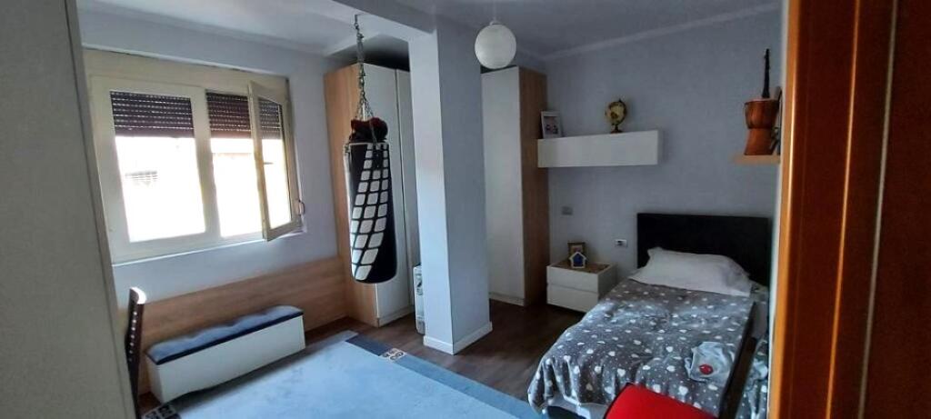 Në zonën e Stadiumit Dinamo pranë Shtëpisë së Ofertave, jepet me qera apartament 2+1, i mobiluar.