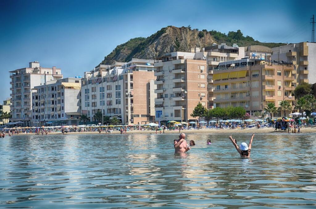 Terreno in Vendita Vicino al Cliff di Kavaja – Opportunità d'Investimento d'Oro!