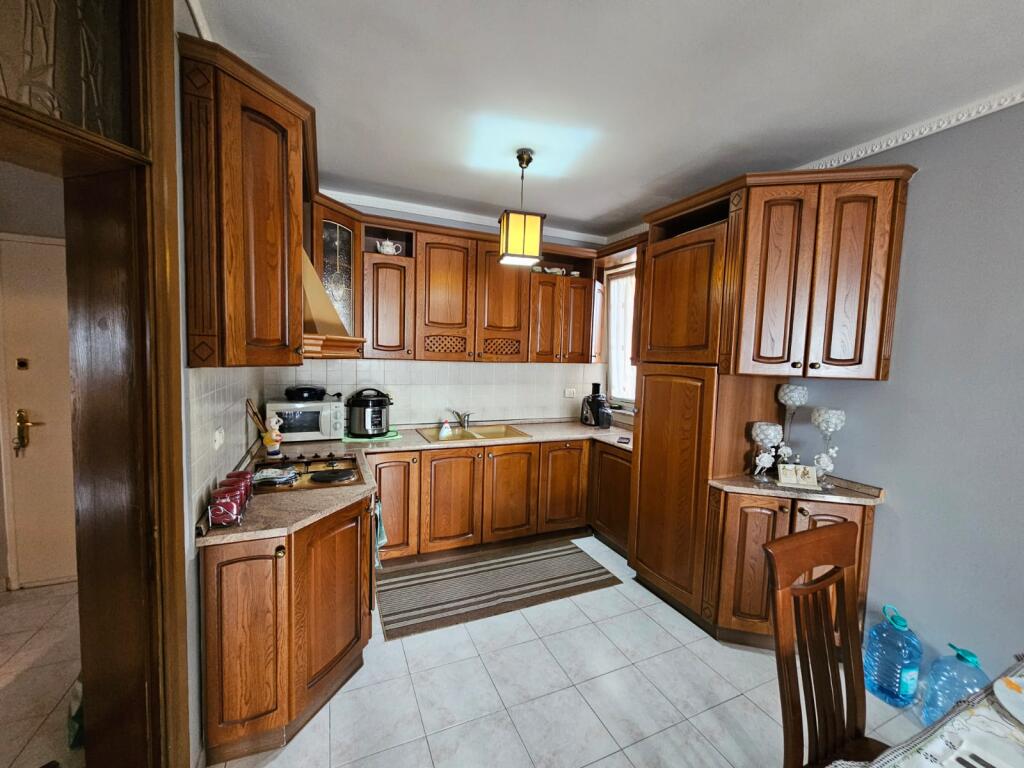 Apartament 2+1 për shitje pranë Medresesë!