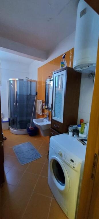 Në zonën e Stadiumit Dinamo pranë Shtëpisë së Ofertave, jepet me qera apartament 2+1, i mobiluar.