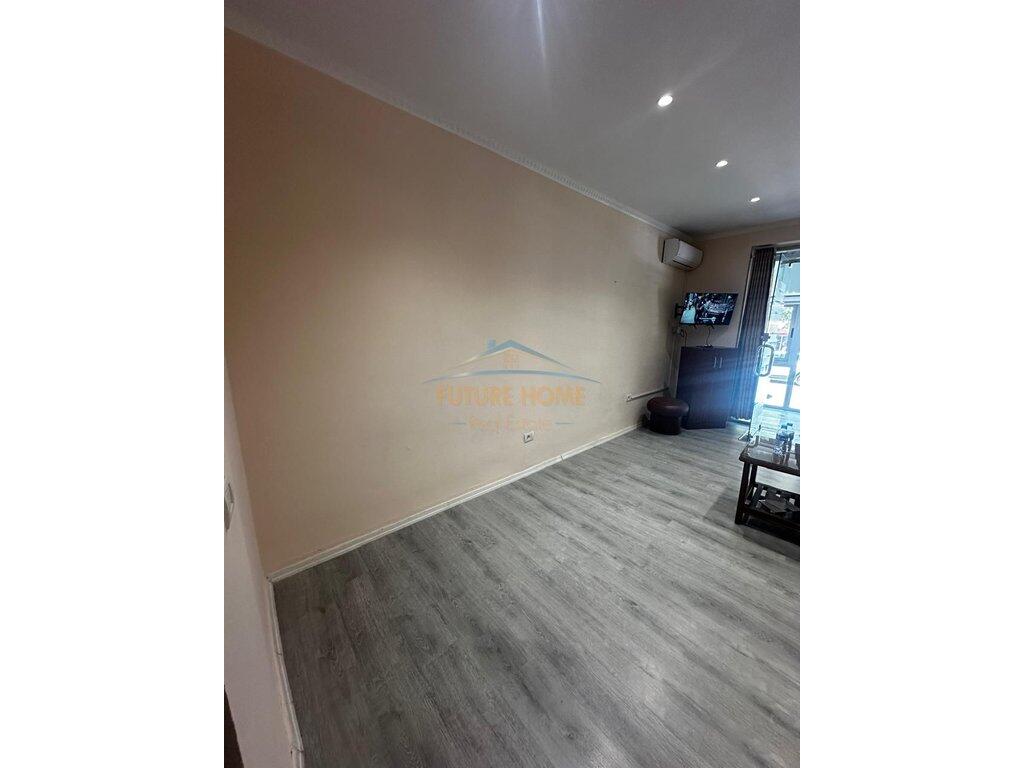 Tirana, vendo uno spazio commerciale Piano terra, 36 m² (VIA BARRIKADAVE)
