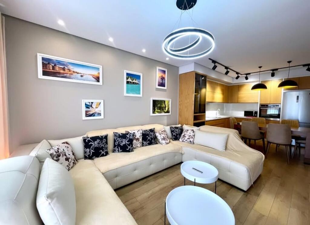 Përballë me Misto Mame, Kompleksi Cabej shesim apartament 2+1+2