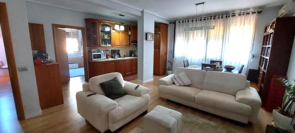 Në zonën e Stadiumit Dinamo pranë Shtëpisë së Ofertave, jepet me qera apartament 2+1, i mobiluar.