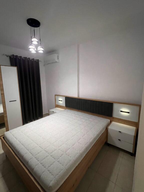Jepet me Qera Apartament 1+1 Tek Rotondo Astir!