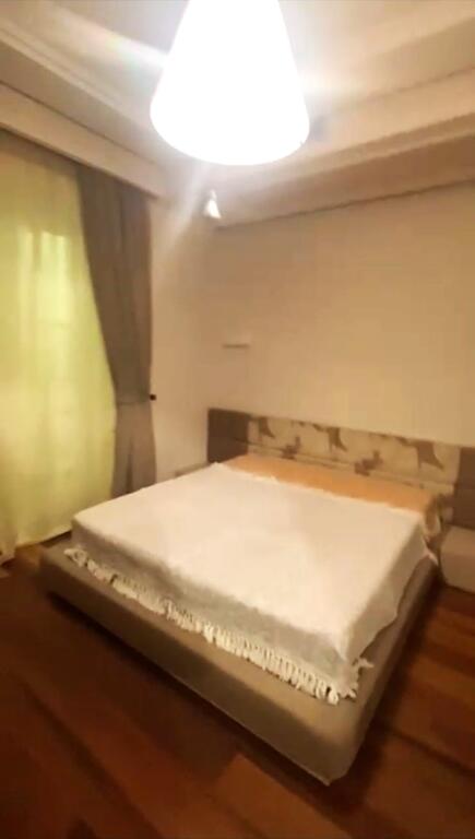 🏢Rruga Qemal Stafa, pranë Shkollës së Kuqe, jepet me qera apartament, 1+1, e mobiluar.