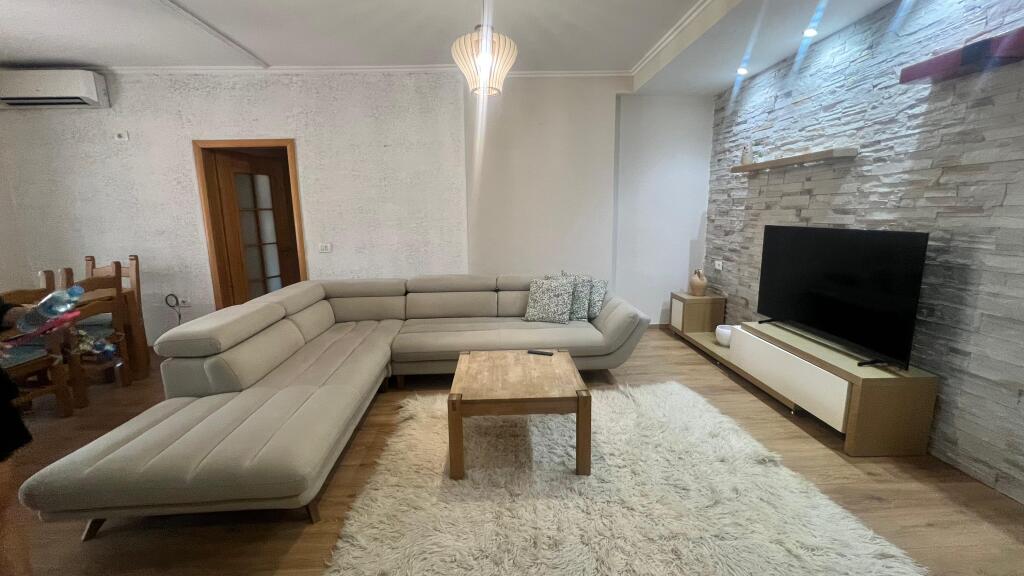 APARTAMENT 2+1+GARDEROBE - PËRBALLË KOMPLEKSIT DELIJORGJI