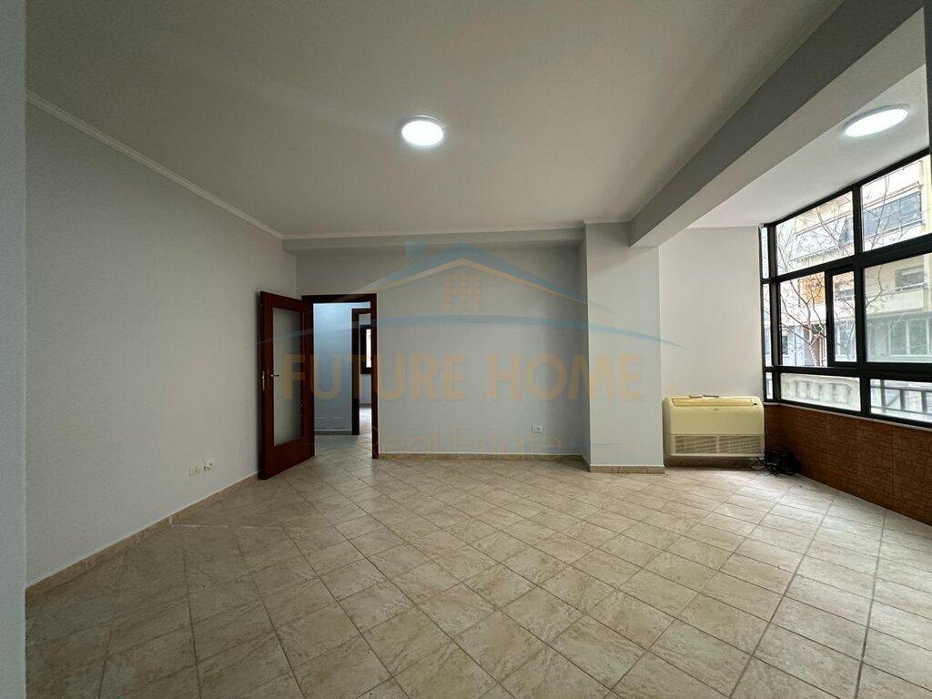 Shitet Apartament 3+1, Komuna e Parisit