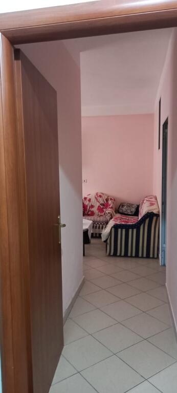 Në zonën e 5 Majit, Rr. Besim Fagu jepet me qera apartament 1+1, e mobiluar.450 Euro