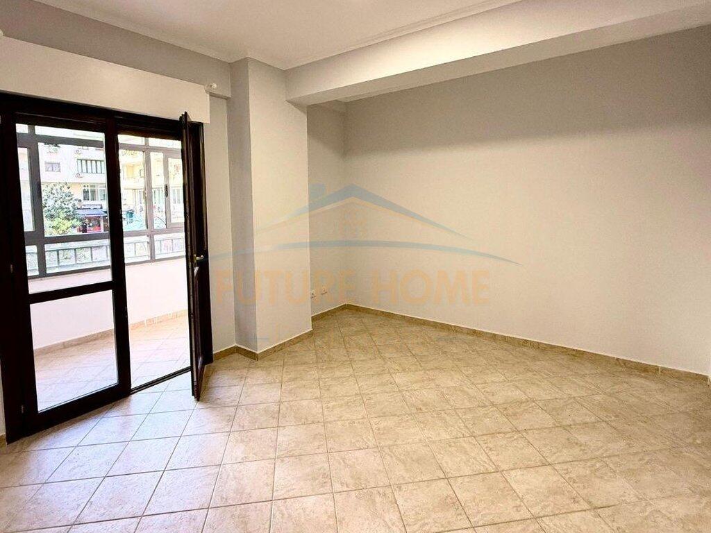 Shitet Apartament 3+1, Komuna e Parisit