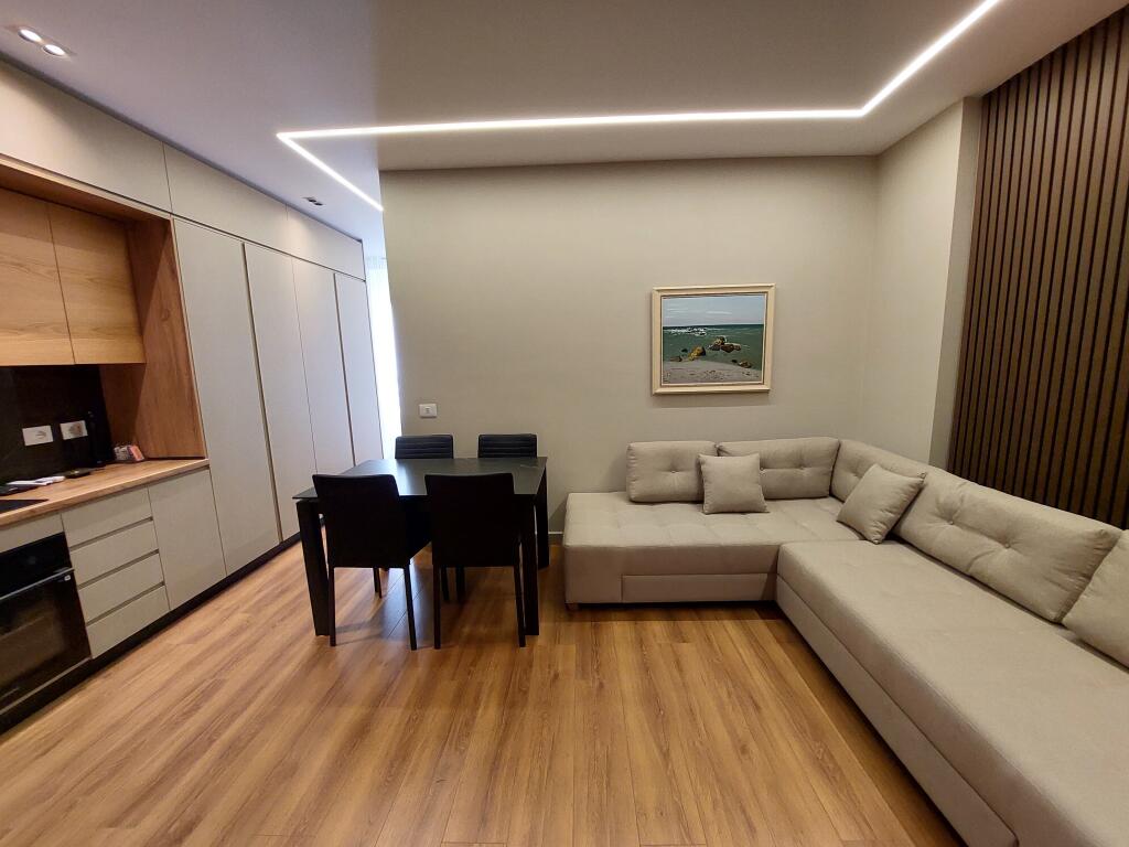 ESKLUZIVE në Lungomare, Vlorë! Shitet apartament 2+1+2 + post parkimi,