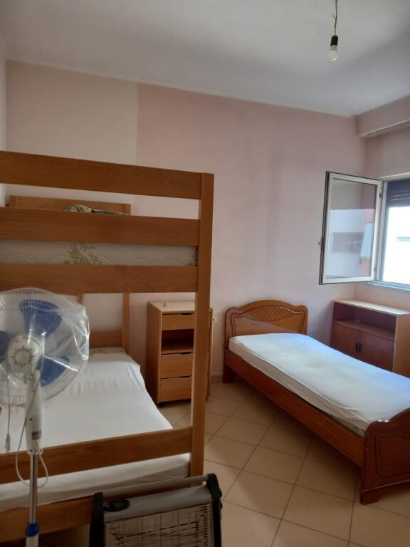 Në zonën e 5 Majit, Rr. Besim Fagu jepet me qera apartament 1+1, e mobiluar.450 Euro