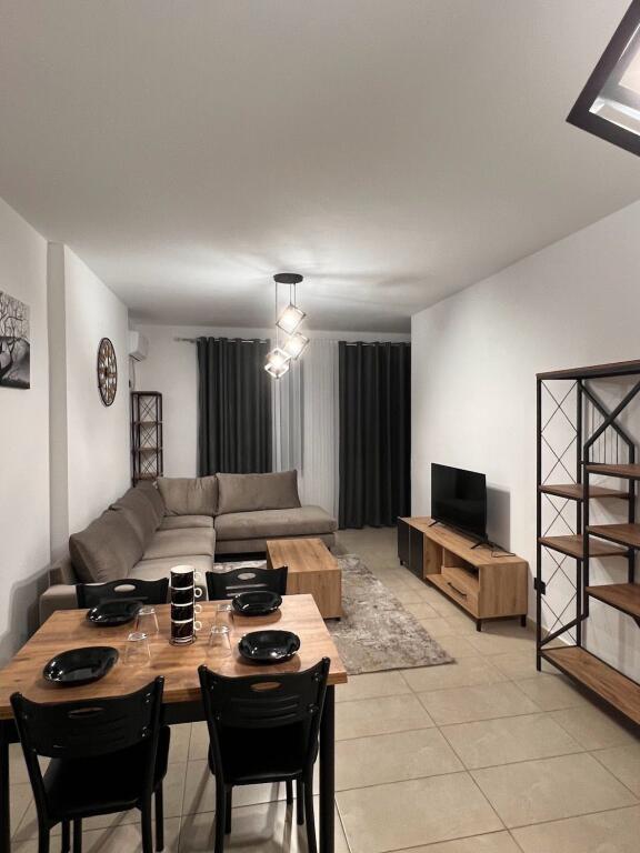 Jepet me Qera Apartament 1+1 Tek Rotondo Astir!