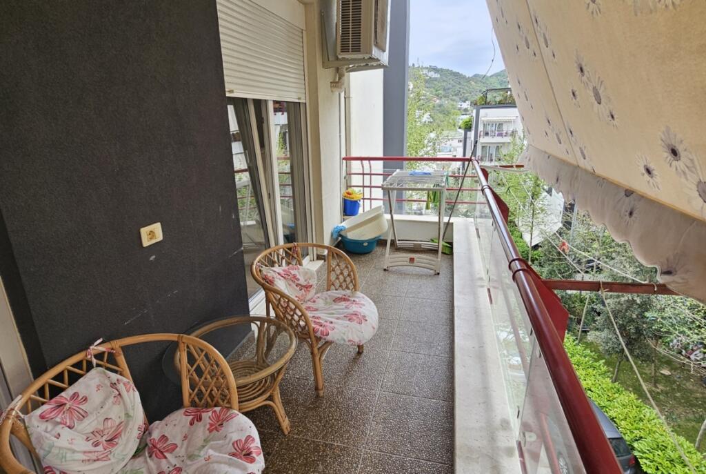 At Kompleksi FZ, 2+1+2 Garage Apartment for Rent!