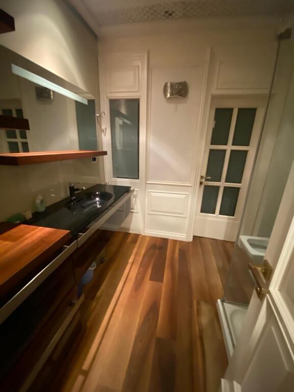 🏢Rruga Qemal Stafa, pranë Shkollës së Kuqe, jepet me qera apartament, 1+1, e mobiluar.