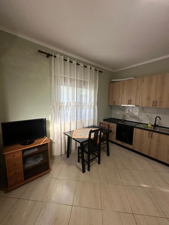 Il primo piano di una villa in via "Jordan Misja" è in affitto.