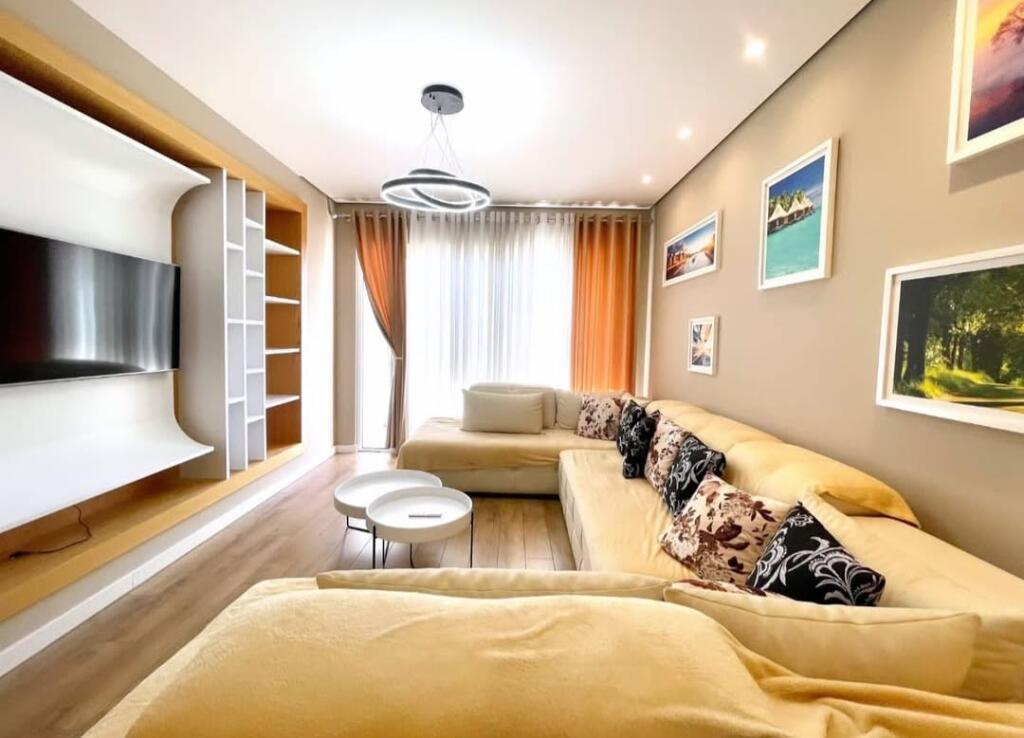 Përballë me Misto Mame, Kompleksi Cabej shesim apartament 2+1+2
