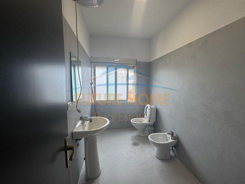 Shitet Apartament 2+1, Komuna e Parisit