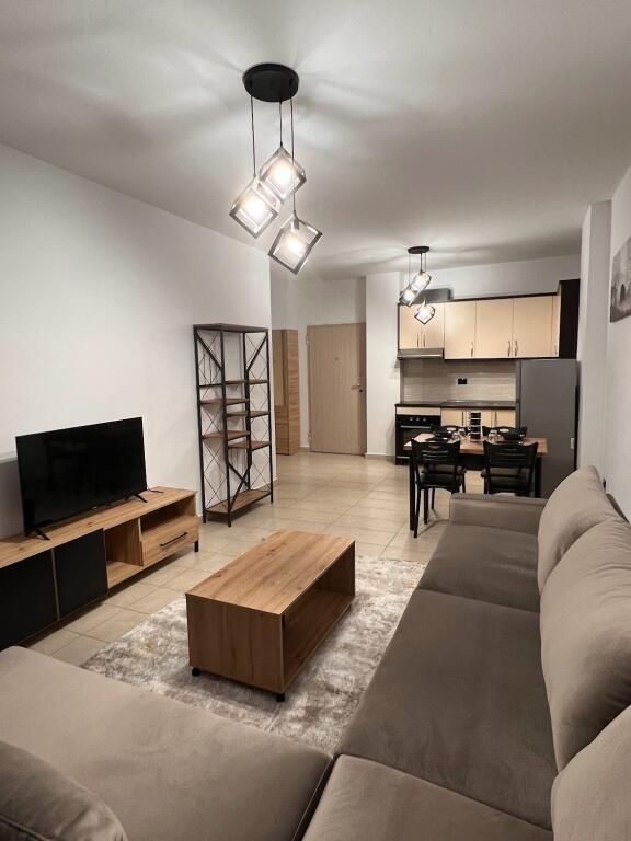 Jepet me Qera Apartament 1+1 Tek Rotondo Astir!