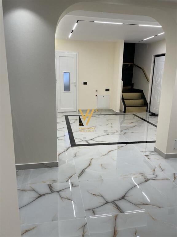 JEPET AMBIENT 80M2 ME QERA TE RRUGA E ELBASANIT