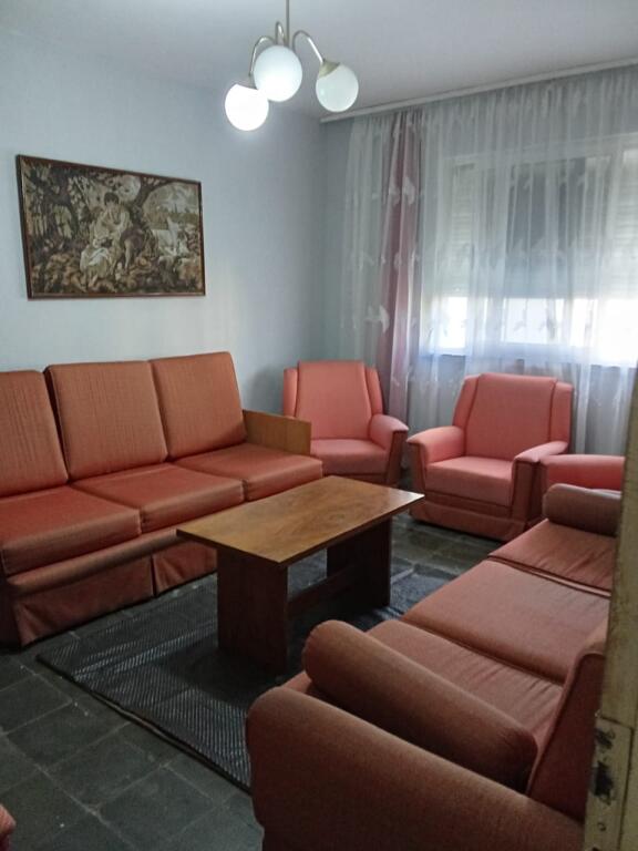 Apartament 2+1 tek Xhamlliku pranë Xhamisë Xhura