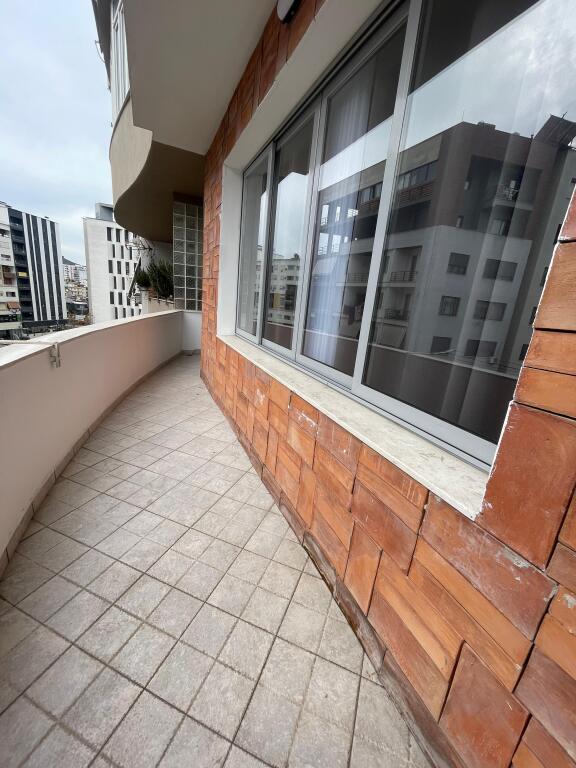 Jepet me Qera Apartament 1+1 Tek Rotondo Astir!