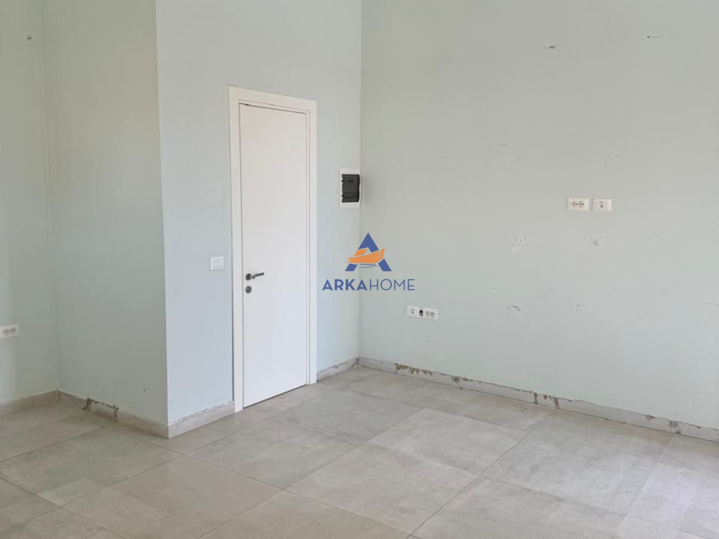 JEPET ME QERA AMBIENT BIZNESI 35M2 "TEK VASIL SHANTO".