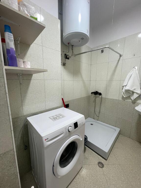 Jepet me Qera Apartament 1+1 Tek Rotondo Astir!