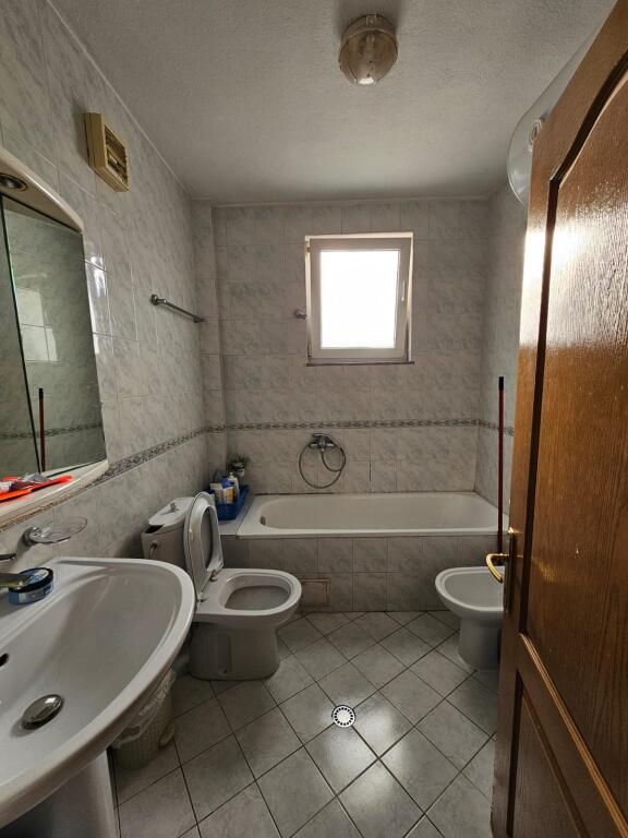 Apartament 2+1 për shitje pranë Medresesë!