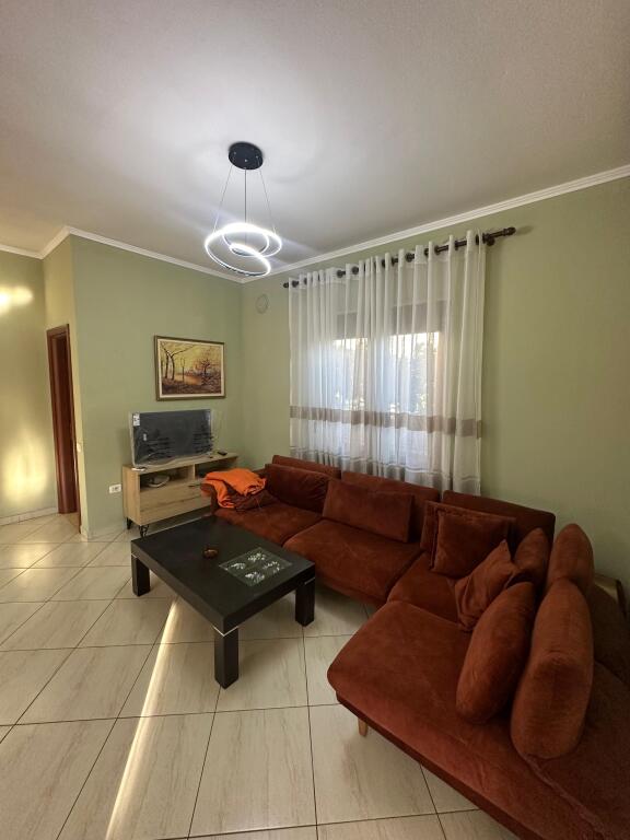 Il primo piano di una villa in via "Jordan Misja" è in affitto.