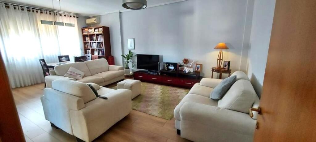 Në zonën e Stadiumit Dinamo pranë Shtëpisë së Ofertave, jepet me qera apartament 2+1, i mobiluar.