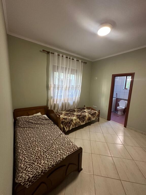 Il primo piano di una villa in via "Jordan Misja" è in affitto.